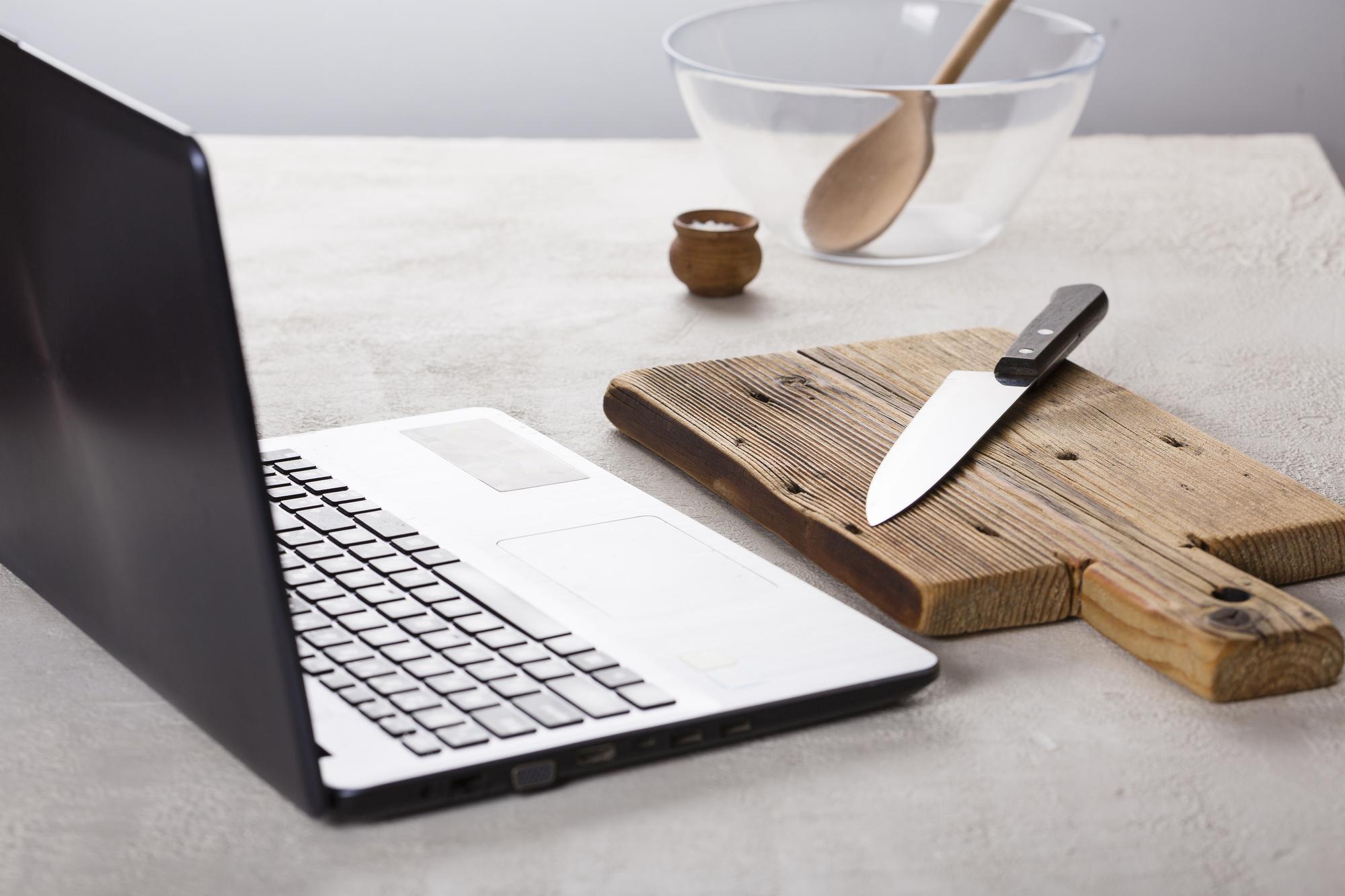 Set di utensili e laptop per lezioni online